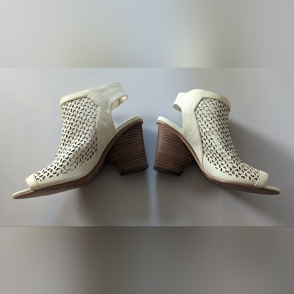 Designer Vince Camuto Perforated Leather Peep Toe Sandals. Size 5M/35 Like New! - Picture 12 of 16